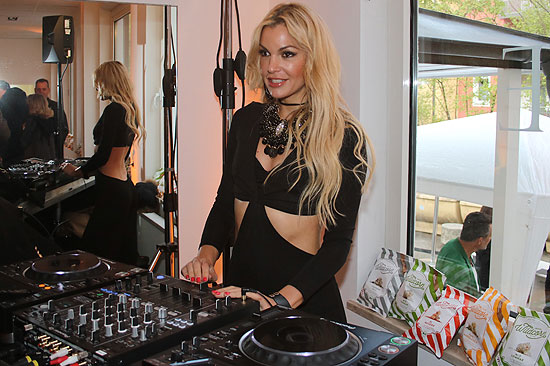 F&uuml;r die 150 geladenen G&auml;ste gab es viele &Uuml;berraschungen, kulinarische K&ouml;stlichkeiten und coolen Sound mit Star DJ Tanja LaCroix.  (&copy;Foto: Martin Schmitz)